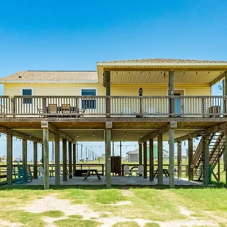 Fenced Pup-Friendly Yard Easy Walk To Beach